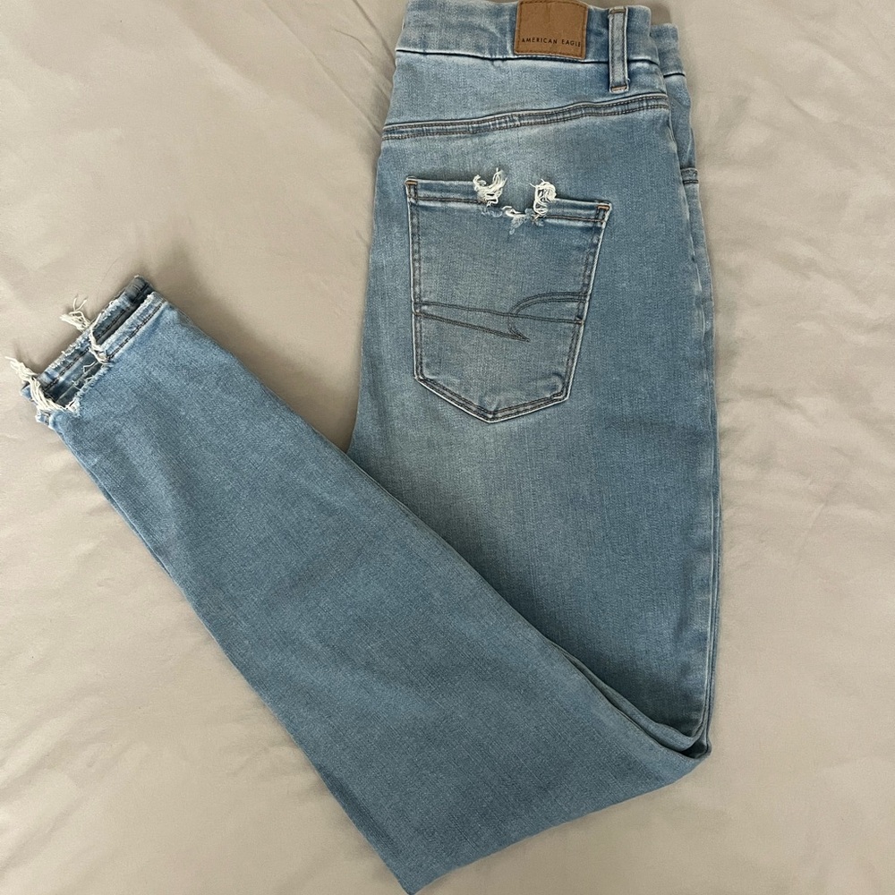 American Eagle High-waisted Distressed Jeans